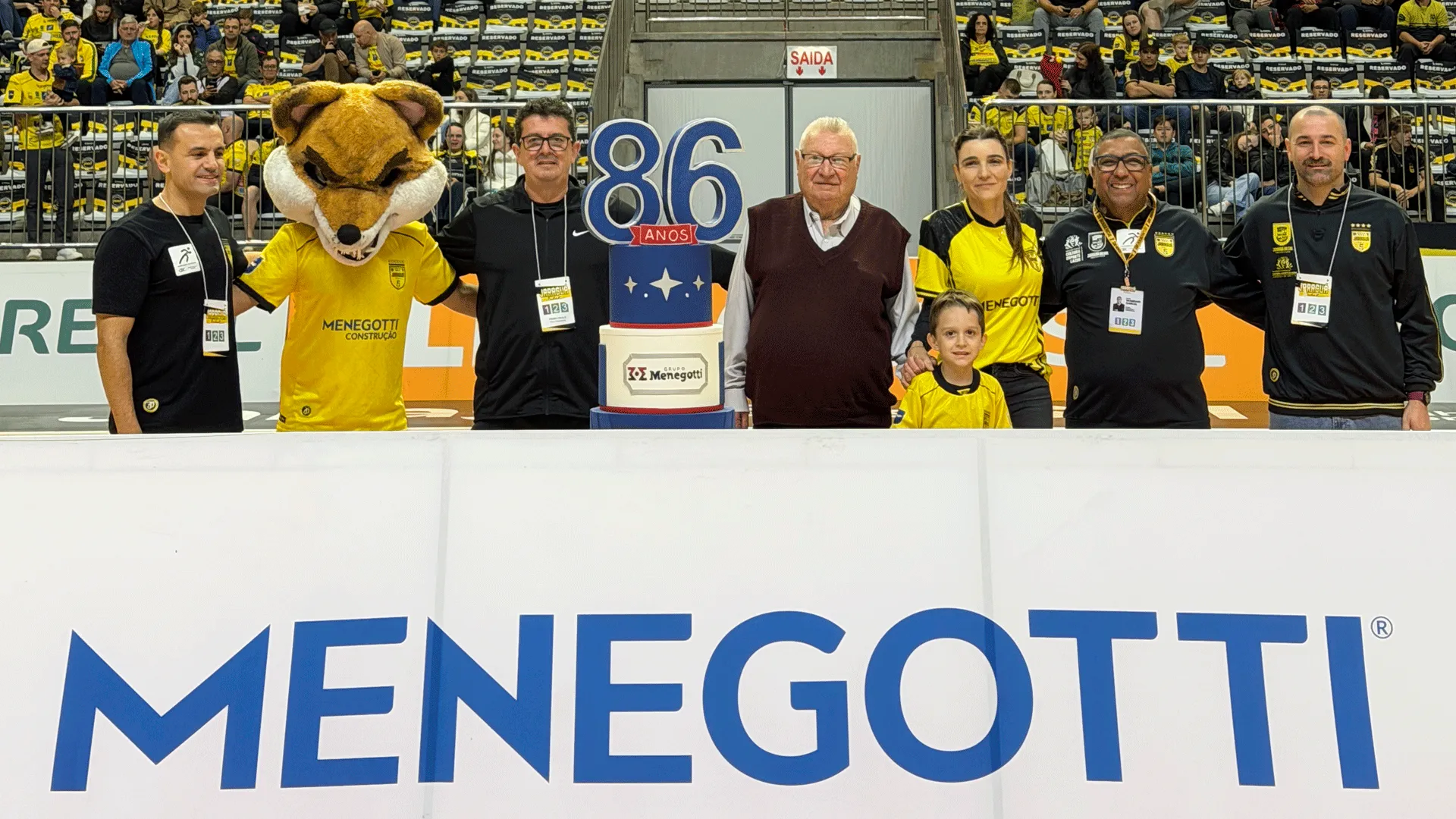 Menegotti recebe homenagem pelos seus 86 anos durante partida do Jaraguá Futsal